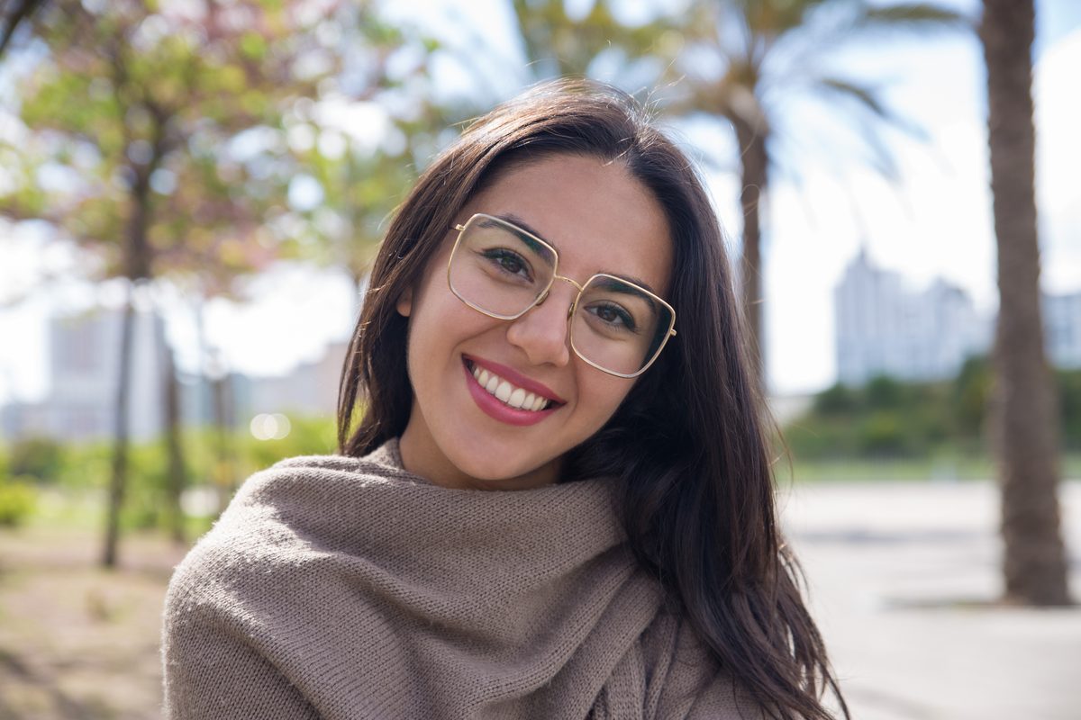 Paciente sonriendo tras su consulta en Ebenezer
